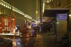 Опубликовано видео с разнесшим московскую остановку "фордом"