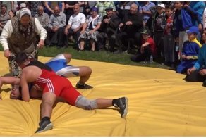 Боевая бабушка напала на соперника своего внука