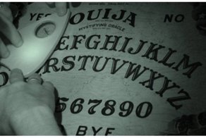 Парень решил разыграть младшую сестру, играющую с доской для спиритических сеансов