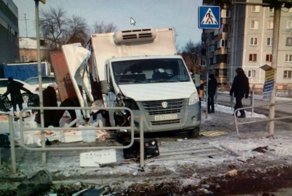 Пенсионерки-мародеры: в Челябинске ГАЗель с мясом и колбасой попала в ДТП