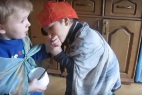 Хоум видео: дети играют в богослужение по-взрослому