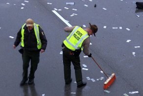 Шоссе засыпало деньгами: в США автомобиль с наличными попал в ДТП