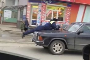 Водитель прокатил на капоте сотрудника ДПС