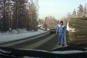 Недовольный бомбила. Уже и бабушку нельзя подвезти