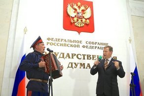 В Госдуме предложили обязать владельцев оружия носить спецзнаки