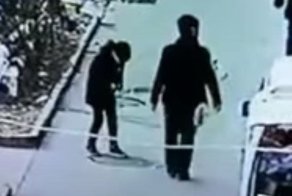 Китайский школьник решил узнать, что будет, если кинуть петарду в канализационный люк