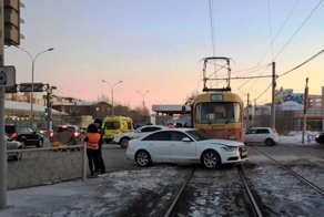 Авария дня. В Екатеринбурге водитель Ауди протаранил трамвай