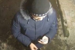 Расклейщик объявлений, которого заслуживает каждый подъезд нашей страны!