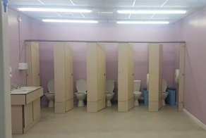 В школьном туалете убрали стену, и родители больше не пускают детей на уроки