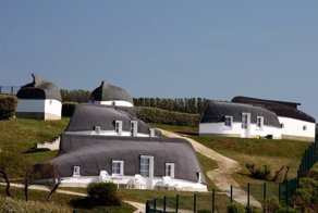 Прогулка по деревне из перевернутых лодок
