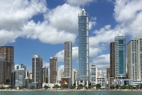 Сильный шторм заставил жильцов супернебоскреба дрожать от ужаса
