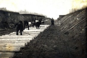 Строительства железной дороги и прибытие первого паровоза из Карталов