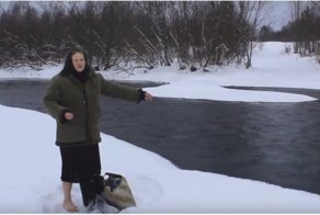 Бабушке приходится переходить зимой реку вброд из-за отсутствия моста