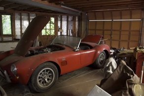 Классические автомобили на сумму 4 миллиона долларов с старом гараже
