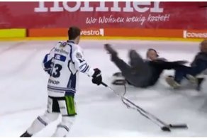 Ледовый комбайн чуть не переехал хоккеиста в прямом эфире