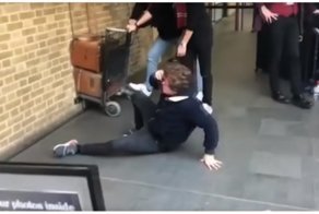 Фанат Гарри Поттера попытался пройти сквозь стену на вокзале Кингс-Кросс