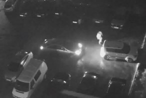 Водитель "запер" соседа на парковке и поплатился лобовым стеклом
