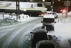 Авария дня. Шкода столкнулась с электричкой в Подмосковье