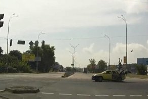 Авария дня. Бабуля на красный свет