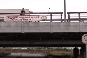 Жертвами «Моста глупости» стали уже 140 машин