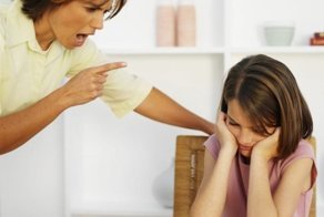 В школе парень унизил девушку 15 лет, сорвав с нее бюстгальтер. Вот как поступила мама девочки