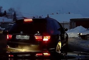 В Саратове  конфликт на дороге закончился опрокидыванием одного из автомобилей