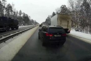 Авария дня. Лихач отправил грузовик в кювет