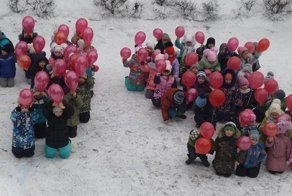 Дошколят поставили на колени в снегу ради юбилея Сталинградской битвы