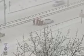 На видео попала совместная борьба автолюбителей против зимней стихии