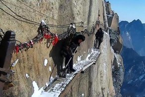 Как китайцы чистят от снега опаснейшую туристическую тропу Земли