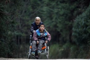 76-летняя бабушка ежедневно проходит 24 километра, чтобы отвезти внука-инвалида в школу