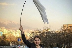Иранки протестуют против хиджабов, не страшась ареста