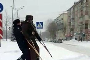 В Казани инспектор на руках перенес инвалида через дорогу