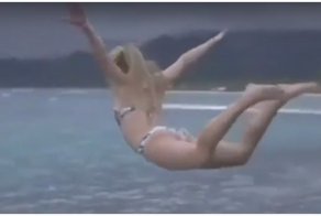 Здравствуй, море дорогое! Девушка совершила не слишком удачный прыжок со скалы в море