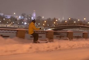 Москвич прокатился на горных лыжах по заснеженным столичным дорогам