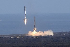 Два боковых ускорителя Falcon Heavy успешно совершили вертикальную посадку