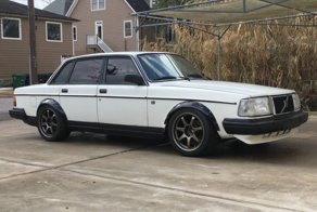 Гоночный Volvo 240 с двигателем V8 от Ford Mustang