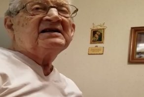 Бурная реакция пожилого мужчины, осознавшего, что ему 98 лет