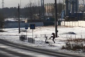 В Чите парень ногой повалил камеру фотовидеофиксации на обочине дороги