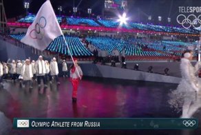 На открытии Олимпиады в Пхенчане по полю прошла кучка безродных бомжей с белым флагом