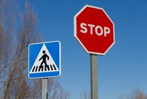 Водитель специально сбил поскользнувшуюся на переходе женщину, и всем было наплевать