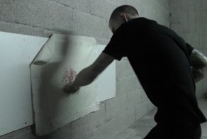 Парень рисует картины очень необычным способом