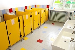 Руководство московской школы решило не пускать детей в туалет без справки