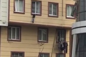 Неравнодушные прохожие поймали сорвавшегося с окна третьего этажа ребенка