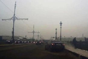 Испугал мужика на Троицком мосту в Петербурге