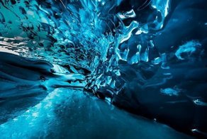 Фотохудожник делает абстрактные снимки исландских пещер