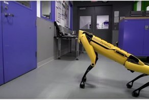 Теперь ты не спрячешься! Робопсов Boston Dynamics научили кооперироваться и открывать двери