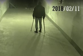 Вот что мяч животворящий делает! Попрошайки мгновенно исцелились и сыграли в футбол в пустом переходе