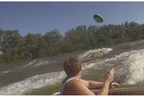 Фееричный незапланированный полет австралийца, рассекавшего по реке на надувной ватрушке