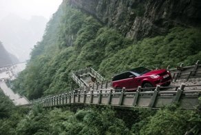Range Rover Sport въехал на лестницу из 999 ступеней в Китае